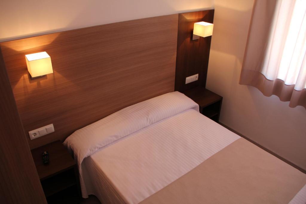 Victoria Hotel *