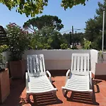 Casita blanca con fibra óptica y piscina cominutaria